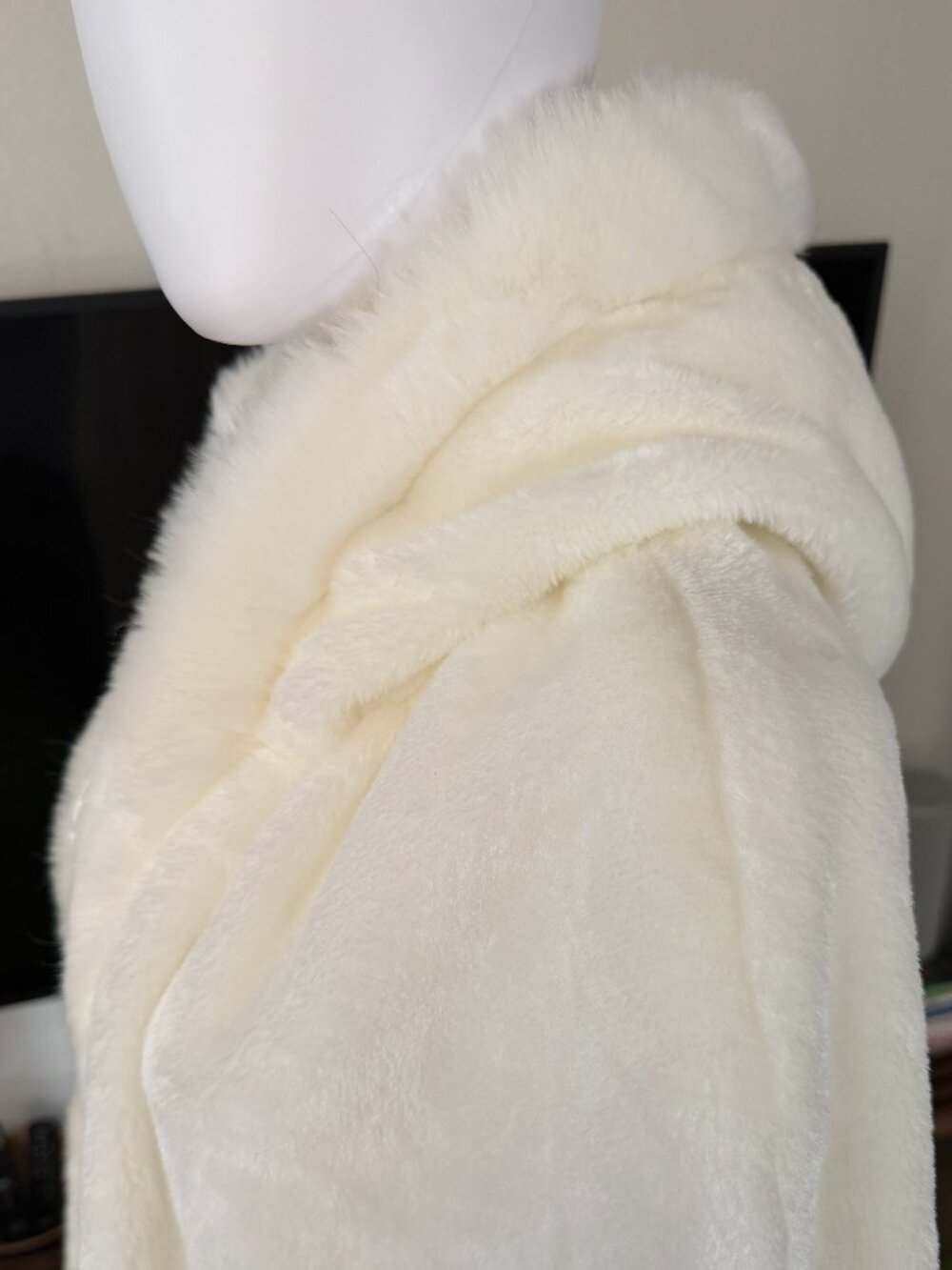 LUX Ivory Faux Fur Hooded Cape Cloak Extra Long Costume Cosplay or Bridal - Picture 8 of 15